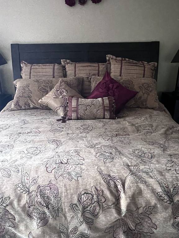 Ganze Wohnung, Beautiful, Breathtaking Wren Condo overlooking Toxaway Falls in Lake Toxaway