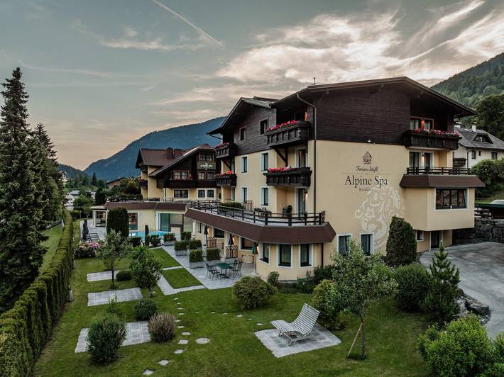Ferienwohnung für 2 Personen, mit Terrasse und Whirlpool sowie Garten und Pool
