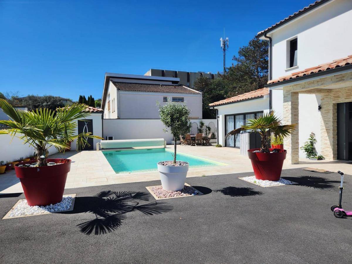 Three-Bedroom Villa in Saint-André-de-Cubzac, Région de Blaye