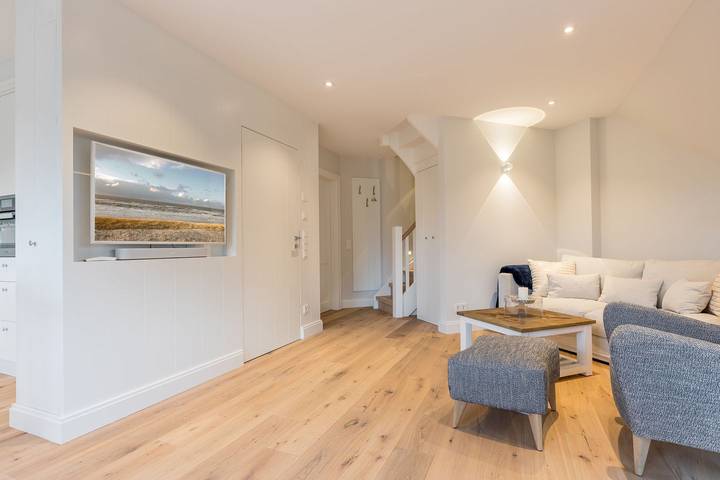 Ganze Wohnung, 2-Raum Appartement im Og- & Dg mit ca. 75m² Nutzfläche, Balkon und Stellplatz in Munkmarsch, Sylt (Gemeinde)