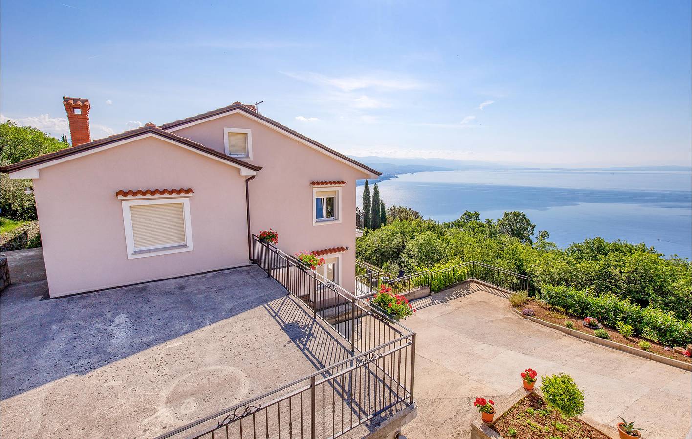 Apartamento vacacional entero, Amplio apartamento de 2 dormitorios con terraza cerca de los lugares de interés de Opatija in Općina Matulji, Opatija Riviera