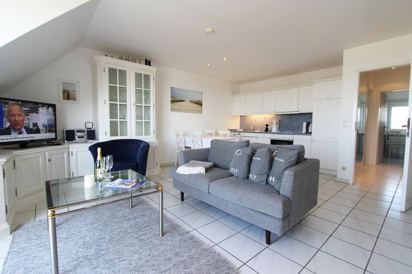 Ganze Wohnung, Helle Ferienwohnung auf zwei Ebenen in direkter Strandlage mit vollem Meerblick in Wenningstedt, Sylt