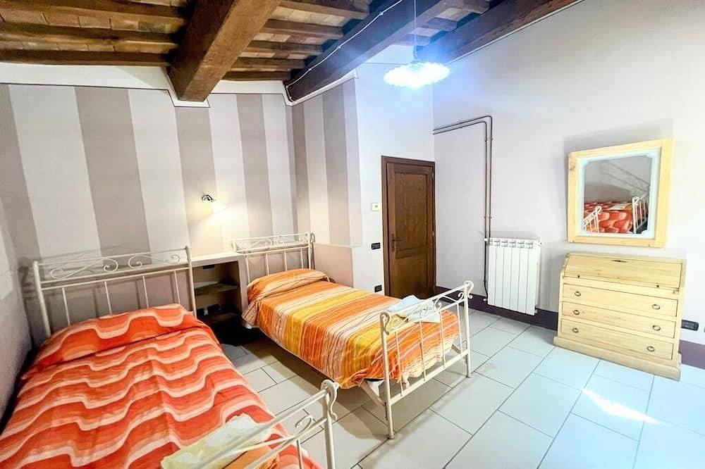 Entire apartment, Apt 2 : air-con/2 bedrms/1 bathrm/wifi/car not essential/Spoleto centre 0.7 kms in Spoleto, Perugia Province