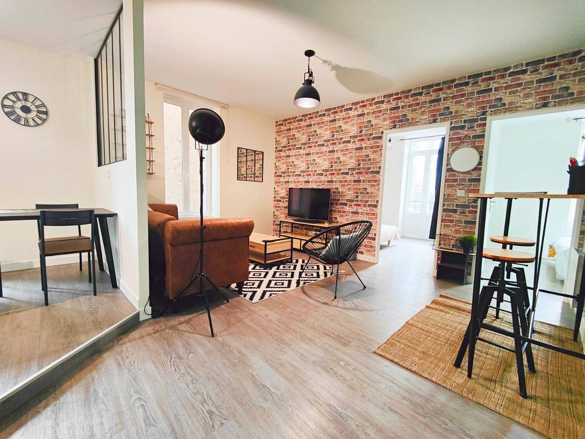 Appartement entier, Two-Bedroom Apartment in Riom, Parc naturel régional des Volcans d'Auvergne