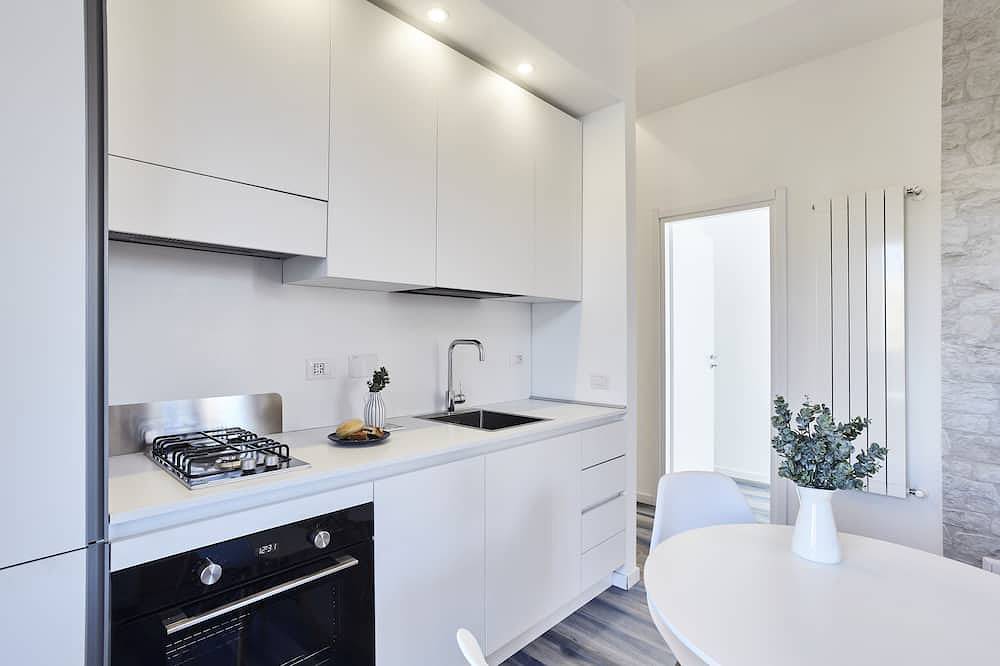 Entire apartment, Charming penthouse with an ocean view a few steps from the train and bus station in Ostia, Rome