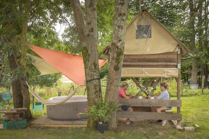 Location de vacances pour 2 personnes, avec terrasse ainsi que jardin et jacuzzi à Saint-Jean-les-Deux-Jumeaux