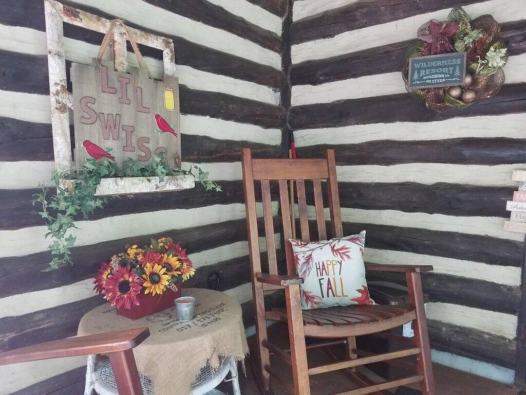 Schweizer Kabine der Alten Welt eingebettet im Wald in Knox County (TN)