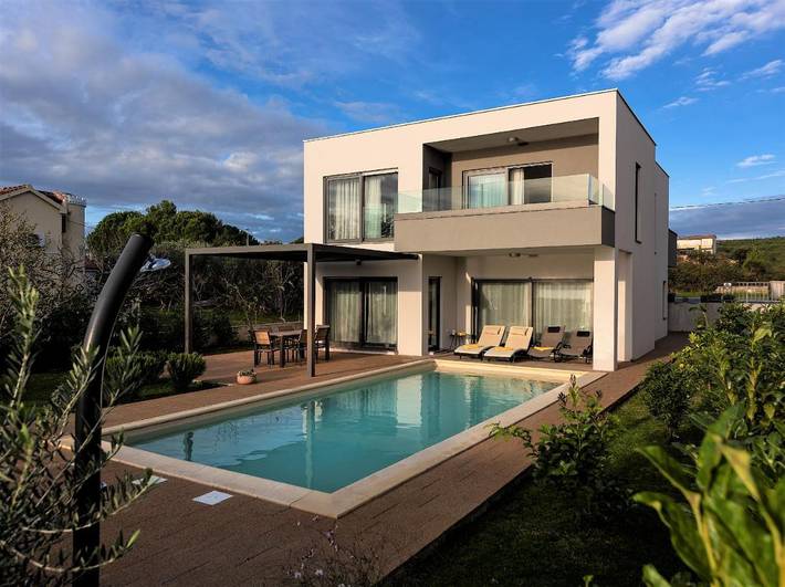 Villa pour 10 personnes, avec jardin ainsi que vue et piscine à Turanj