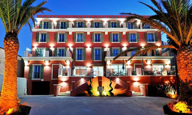 Hôtel pour 2 personnes, avec Jacuzzi et Terrasse ainsi que Jardin et Piscine dans Office De Tourisme De L Ile Rousse