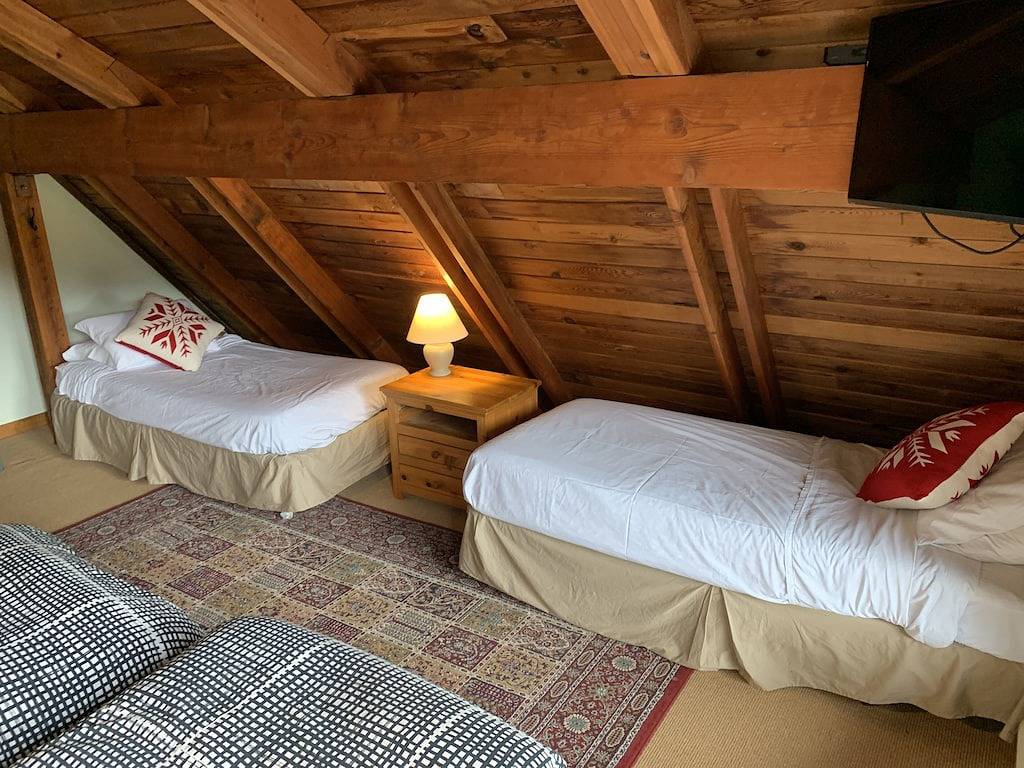 ✨ Valhalla Ski Chalet | Sleeps 14 | Private Hot Tub | Steps to Whistler Village in Whistler, Whistler Blackcomb