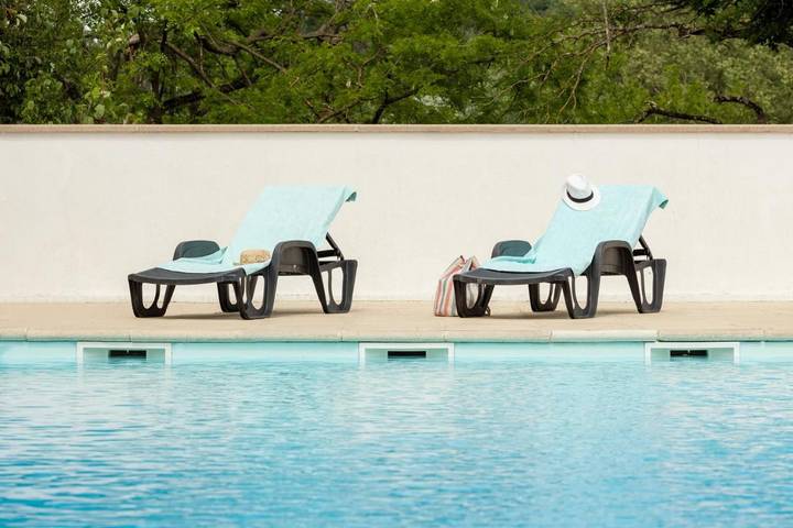 Location de vacances pour 6 personnes, avec piscine et jardin à Lissieu