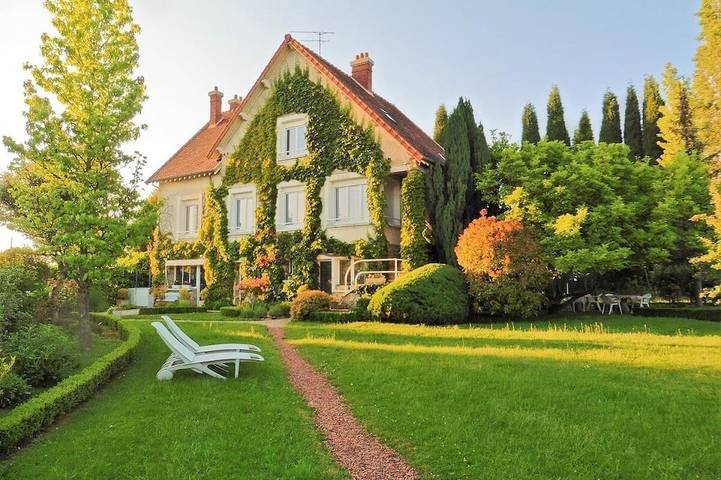 Location de vacances pour 9 personnes, avec jardin à Saints