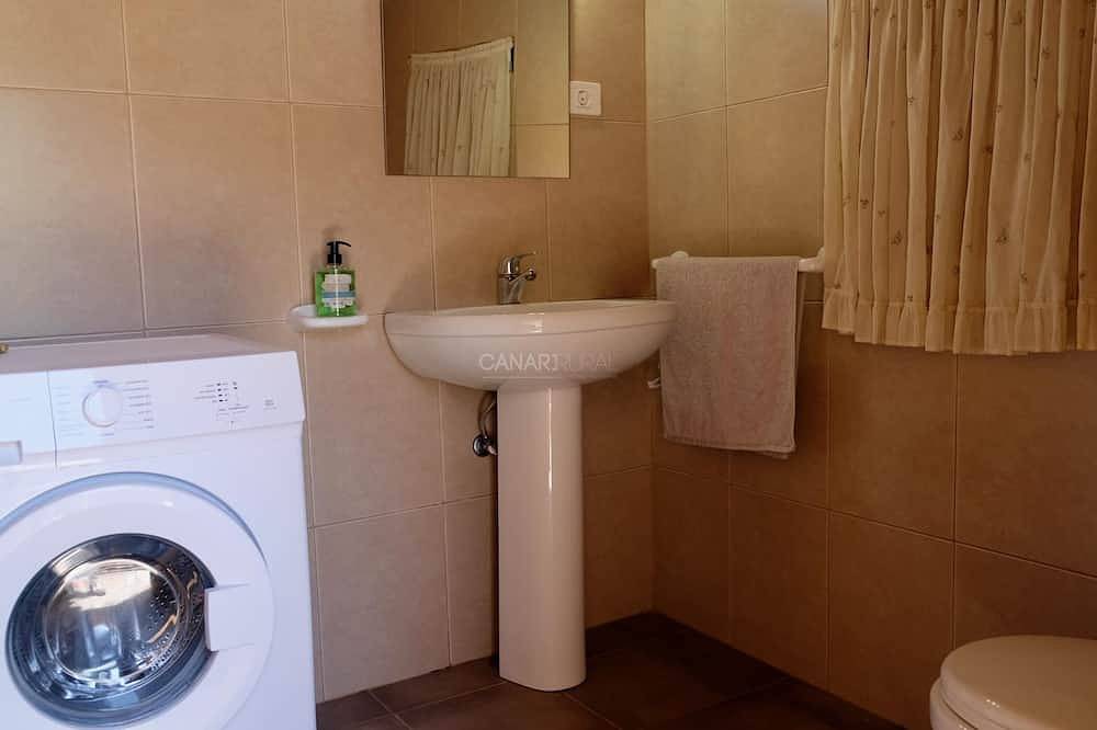 Charming Las Colmenas Cottage with Private Pool near Vibrant Tirajana in San Bartolomé de Tirajana, South Gran Canaria