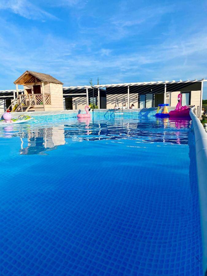 Ferienpark für 6 Personen, mit Terrasse und Garten sowie Pool und Sauna in Sarbinowo
