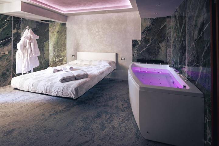 Ferienwohnung für 2 Personen, mit Whirlpool und Pool sowie Balkon in Desenzano del Garda - 2