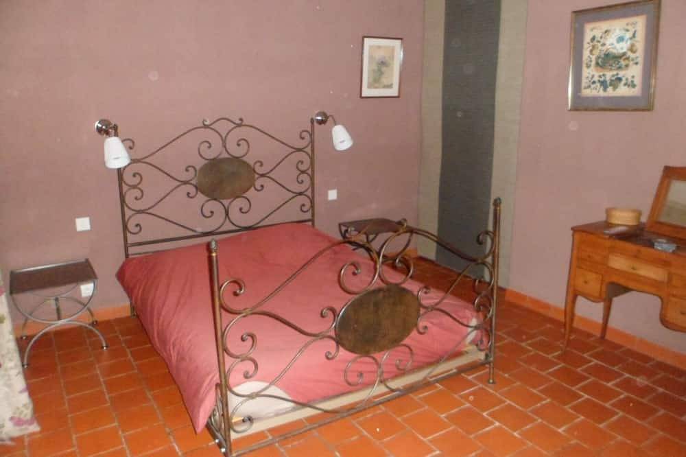 Traditional House With Garden And Pool in Barjols, Brignoles region