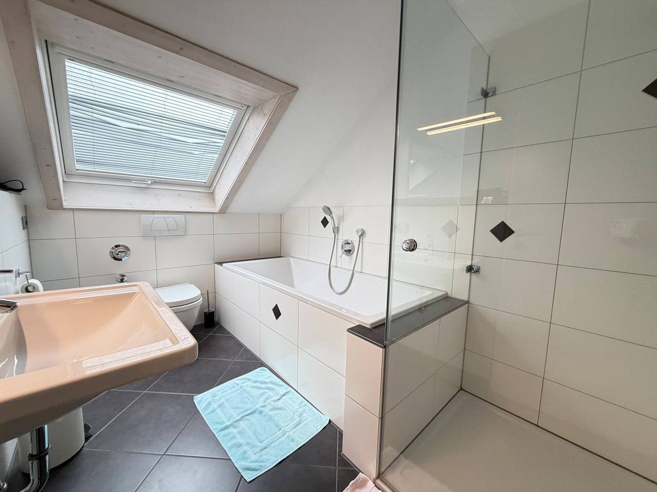 Ganze Wohnung, Maisonette-Ferienwohnung mit Seeblick am Bodensee nahe Strand und Dorf in Unteruhldingen, Uhldingen-Mühlhofen