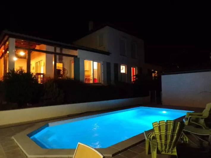 Location de vacances pour 8 personnes, avec Terrasse ainsi que Jardin et Piscine à Alignan-du-Vent
