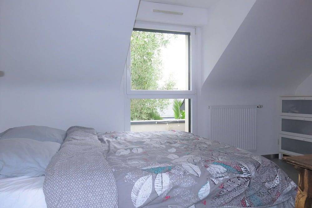 Beautiful private villa for 8 guests with Wifi, private pool, Tv and terrace in Theix, Côte des Mégalithes