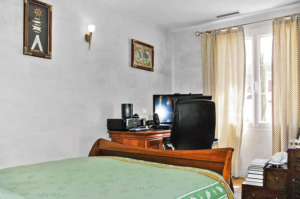 Gorgeous home in Boulbon in Boulbon, Arles region