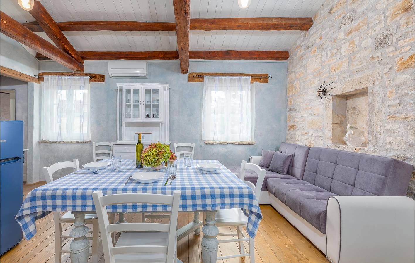 Ganze Ferienwohnung, Charmantes Apartment mit Pool und WLAN, 2 km vom Stadtzentrum von Kanfanar entfernt in Žminj, Zentralistrien