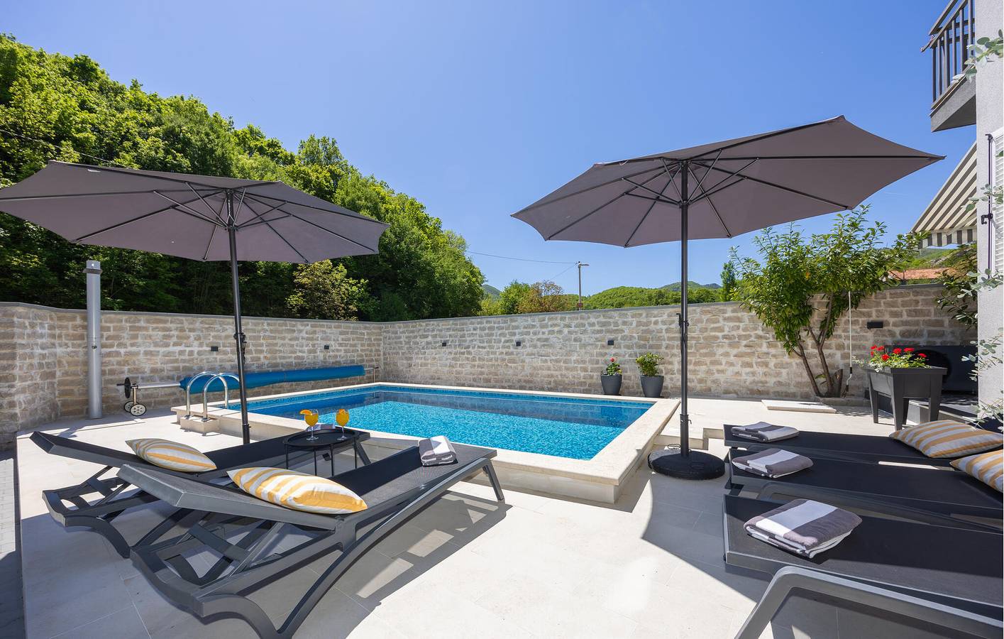 Geräumige 2-Zimmer-Wohnung mit Pool, Terrasse und WLAN in Sinj, Dalmatinisches Zagora