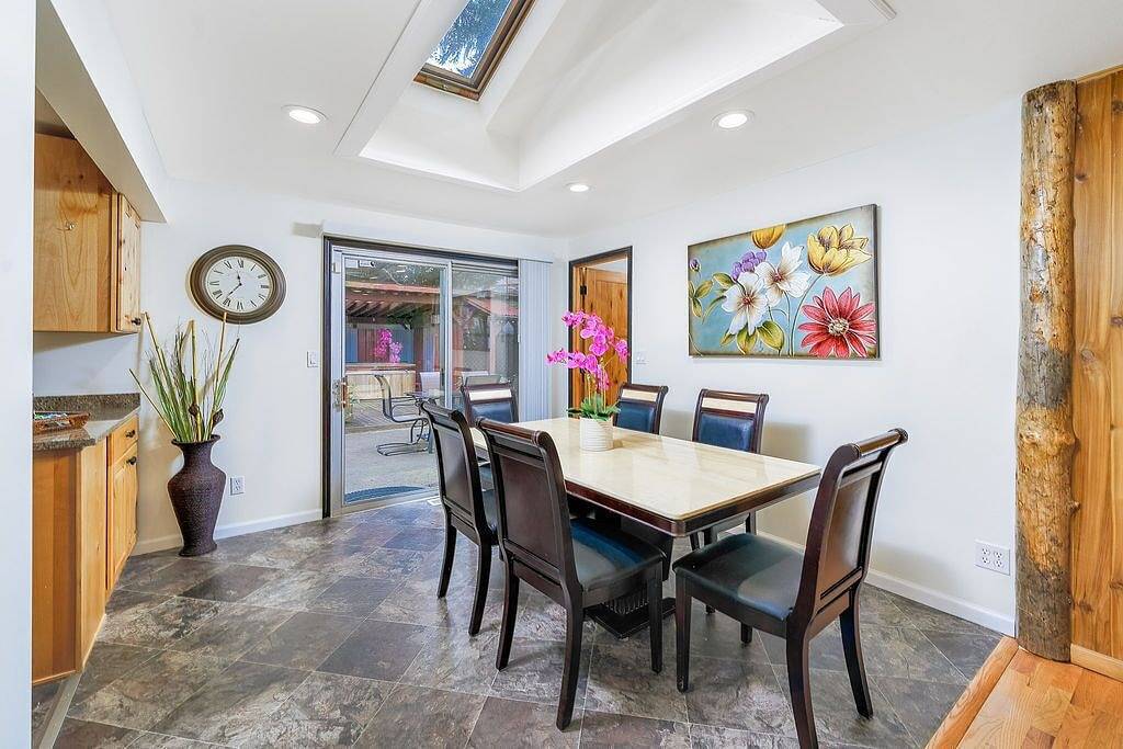 🌟Newly Renov✔️Lg Mstr Br✔️3 Br ✔️Wifi ✔️✈️ ✔️ Mall ✔️Ac ✔️Hot tub🌟 in SeaTac, King County