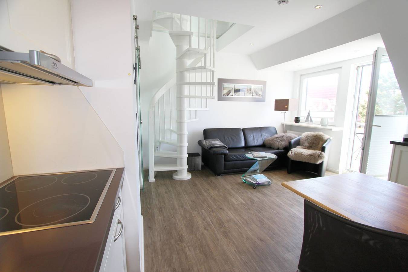 Ganze Wohnung, Modern eingerichtetes Ferienappartement auf 2 Ebenen im Herzen von Wenningstedt in Wenningstedt, Sylt