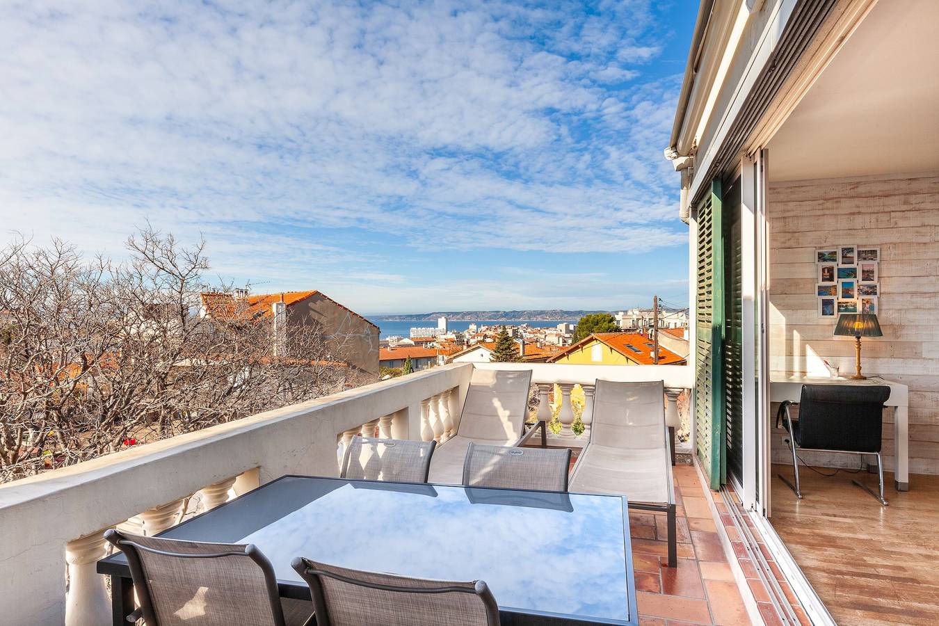 Apartamento entero, Apartamento Roucas Blanc con vistas al mar y Notre Dame de la Garde, terraza y aire acondicionado in Marsella, Marsella region