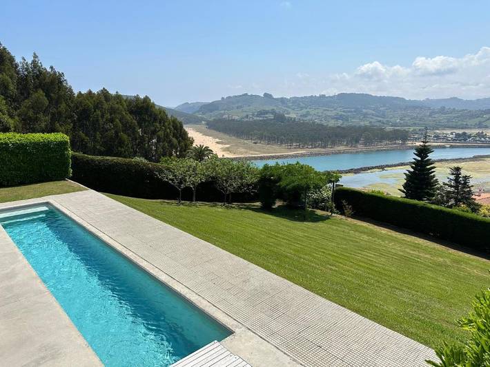 Chalet para 12 personas, con Balcón y Terraza además de Jardín y Piscina en Villaviciosa 
