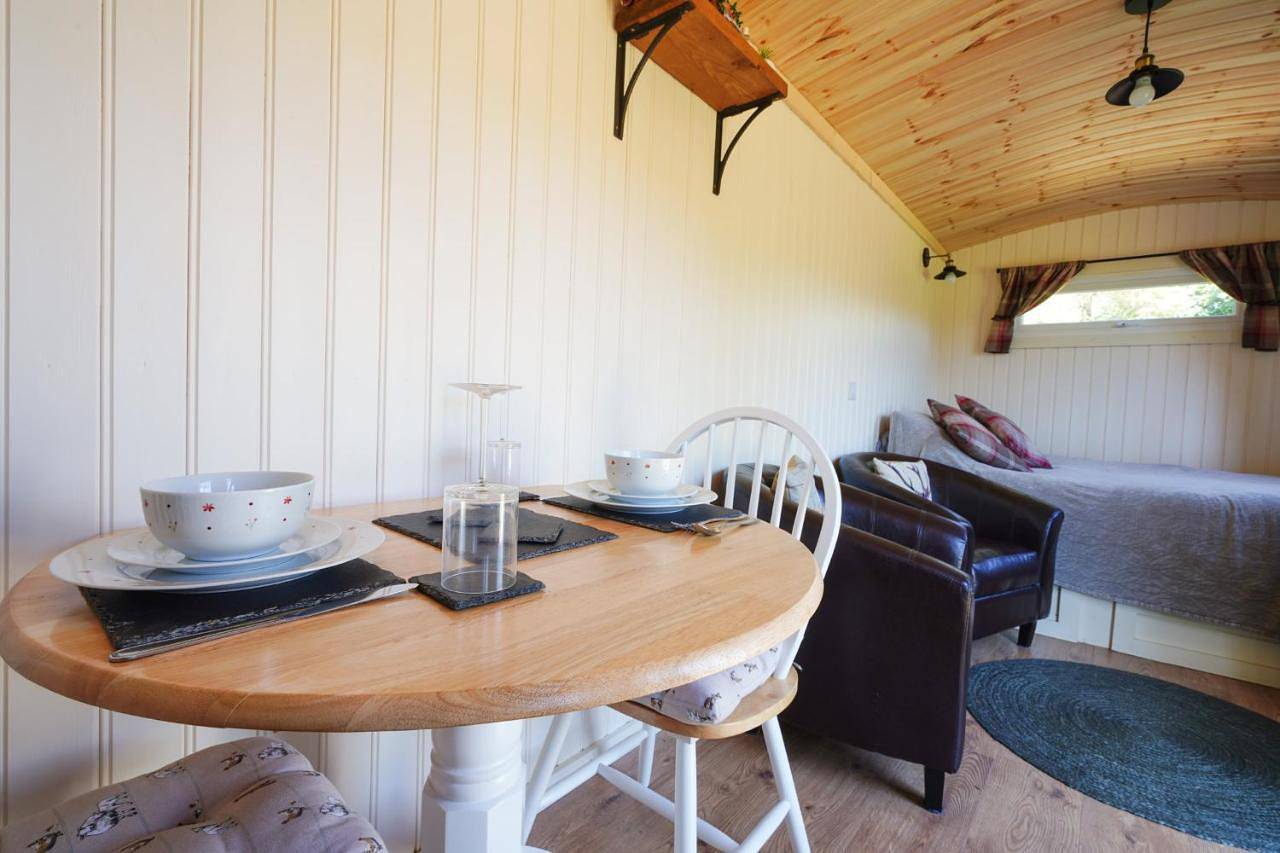 The Laburnum Retreat Shepherds Hut with private hot tub in Staffordshire