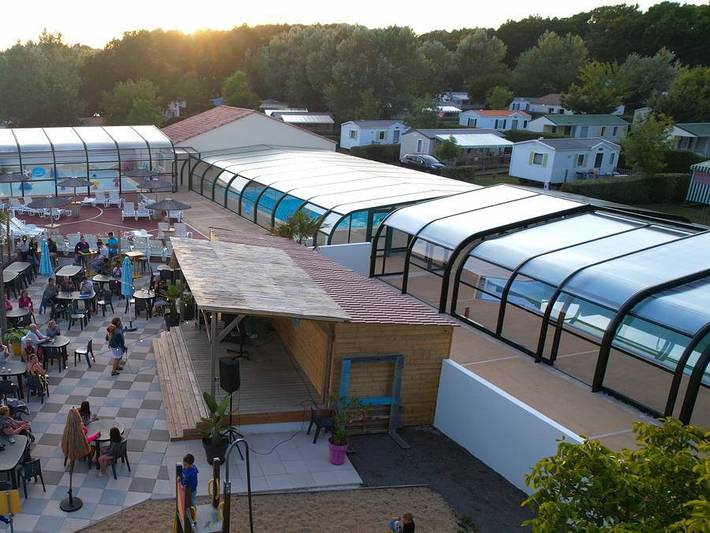 Camping pour 4 personnes, avec Balcon ainsi que Terrasse et Piscine