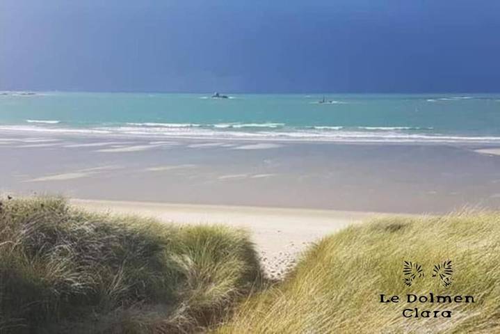 Location de vacances pour 15 personnes, avec jardin et bassin pour enfant ainsi que vue et piscine, animaux acceptés à Plounévez-Lochrist - 2