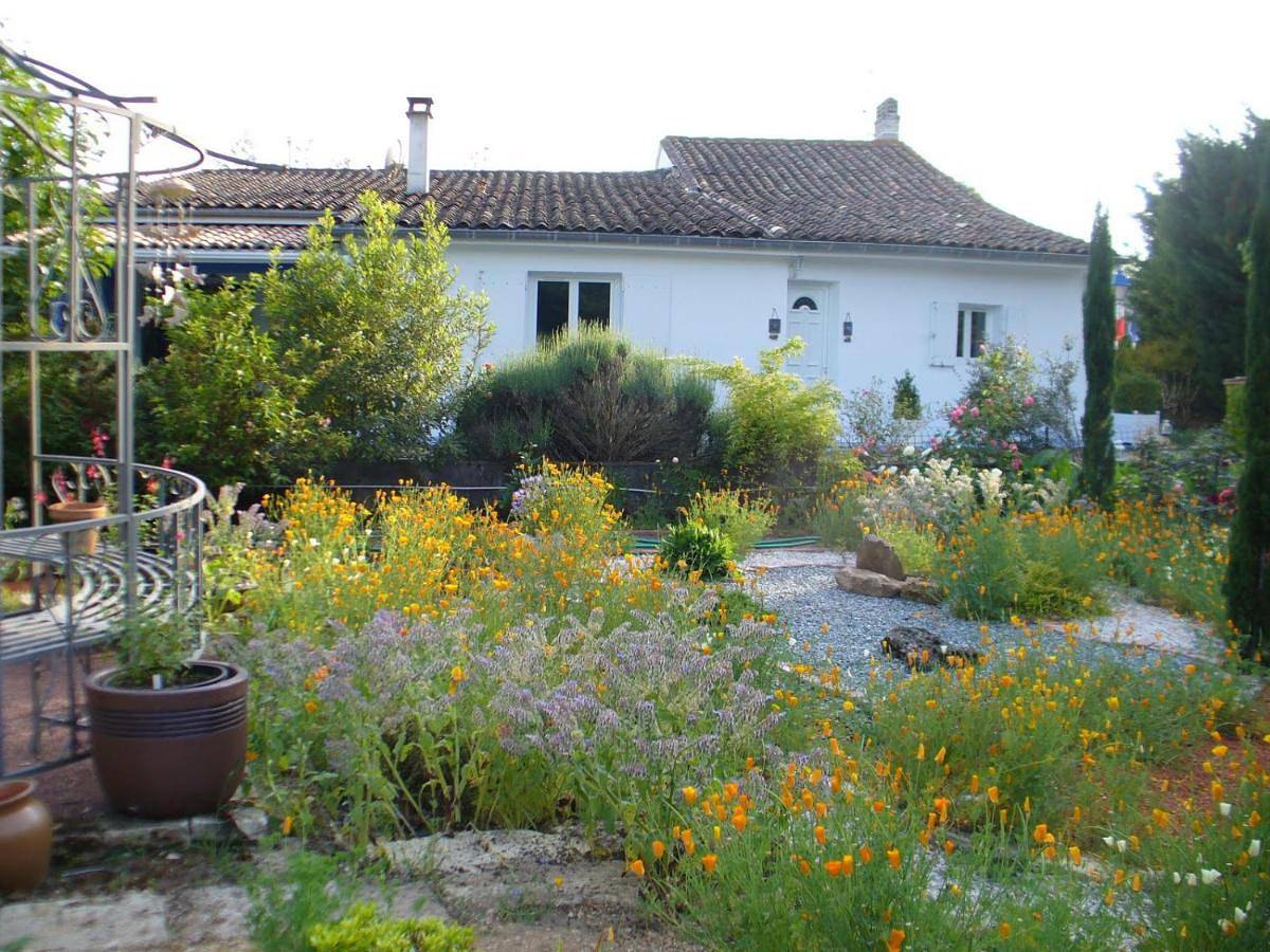 Double Room with Garden View in Saint-Denis-de-Pile, Région de Libourne