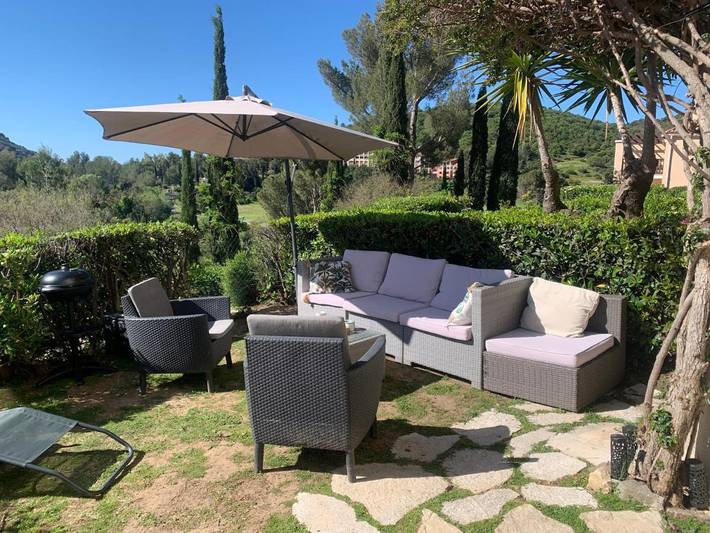 Gîte pour 4 personnes, avec bassin pour enfant et vue ainsi que jardin et piscine, animaux acceptés dans Golf De Cap Esterel - 2