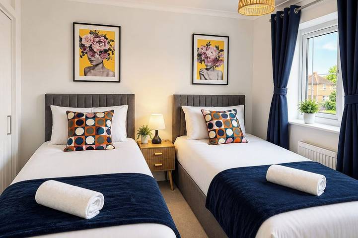 4-Bed - Sleeps 8 - Games Room & Free Parking in Kettering, Northamptonshire