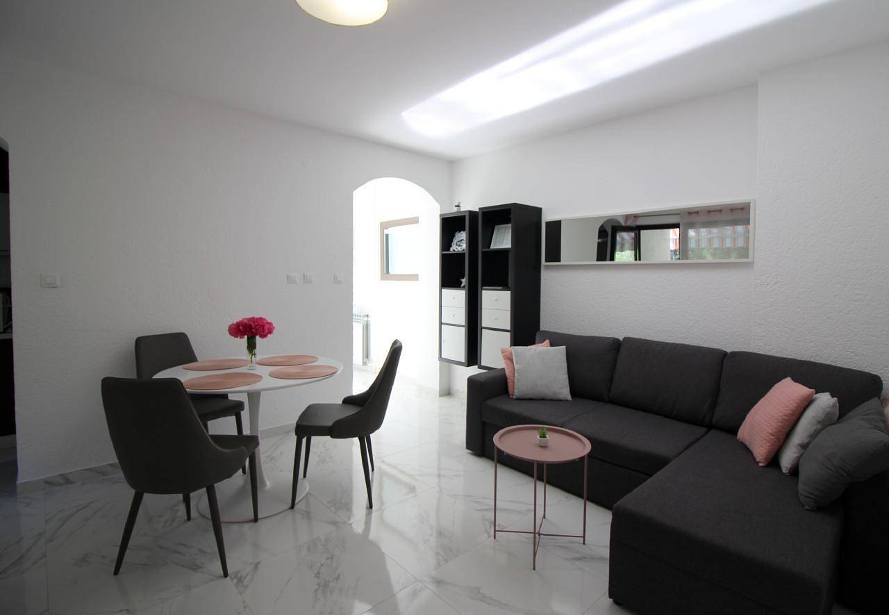 Geheel vakantieappartement, Ferienwohnung Sabina mit Garten am Waldrand in Poreč, Porec en omgeving
