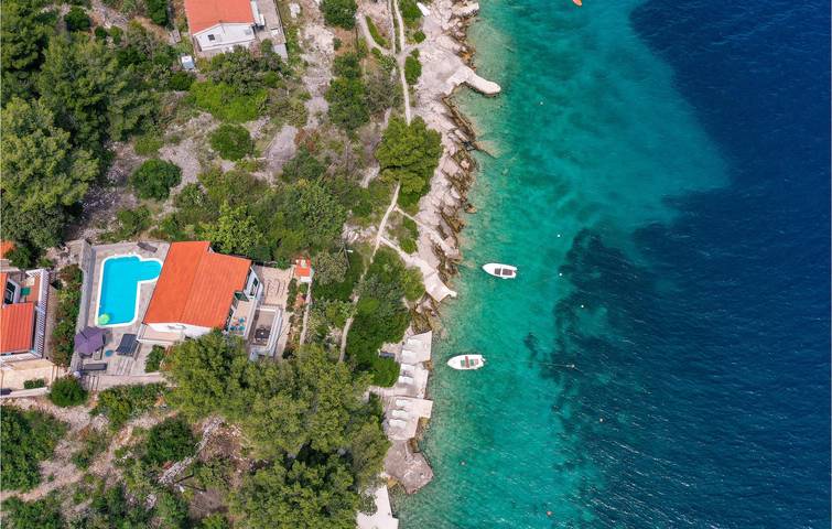 Gemütlich, 2,5 km vom Strand entfernt: Luftiges Apartment mit Pool und WLAN in Drvenik Veliki, Drvenik Mali und Veli