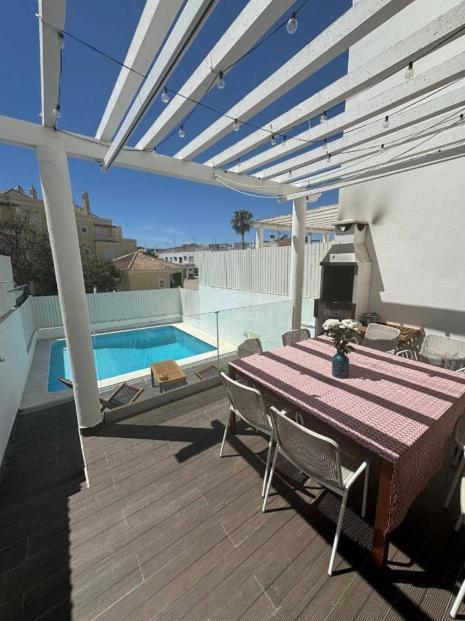 Casa de férias para 9 pessoas, com piscina e varanda e ainda vista, adaptado a crianças na Praia da Lota