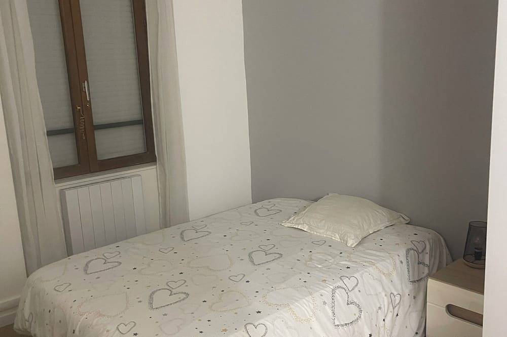 Entire apartment, Room for rent in a private home in Caluire-et-Cuire, Rhône