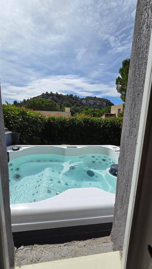 Gîte pour 2 personnes, avec jacuzzi ainsi que balcon et jardin à Les Baux-de-Provence - 3