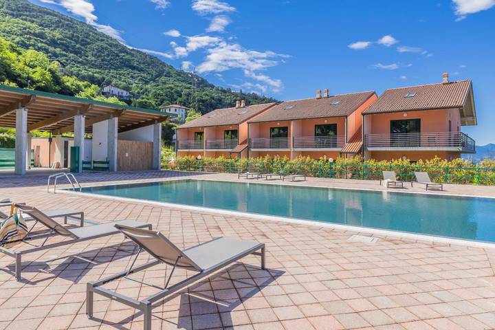 Appartamento per 2 persone, con vista lago e piscina nonché giardino, con animali domestici a Dervio