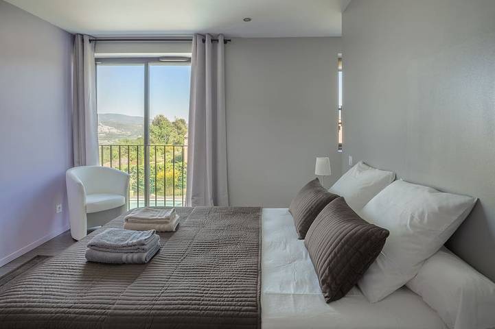 Location de vacances pour 8 personnes, avec terrasse et jardin à Lacoste - 2