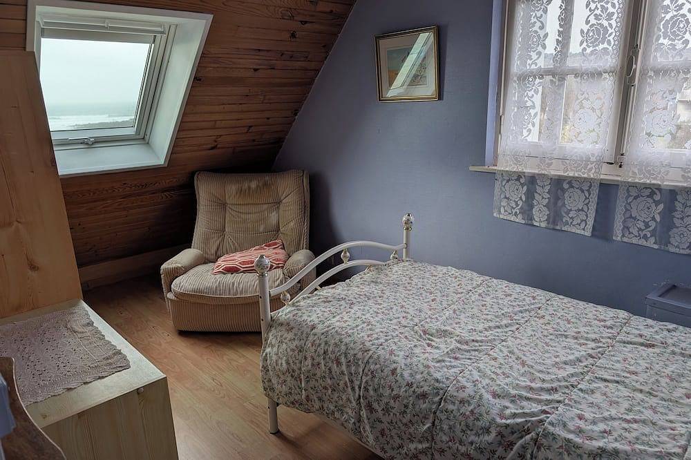 Brittany House with superb sea views, parking available. Pets welcome. in Plogoff, Iroise