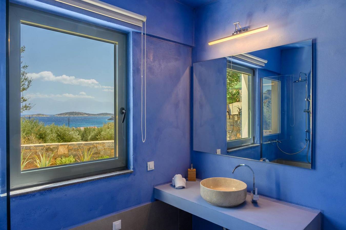 Ganze Wohnung, Heartwood Suite w Shared Pool by Roots Suites in Lasithi