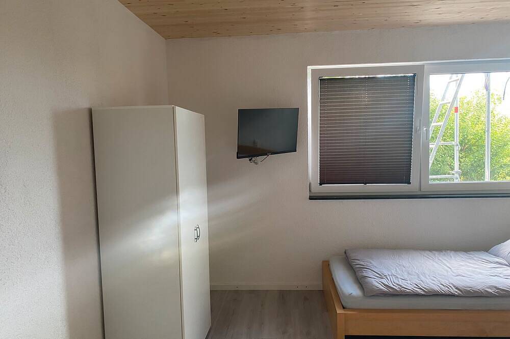 Ganze Wohnung, Apartment 'Ferienwohnung, 100 qm' mit gemeinsamer Terrasse, gemeinsamem Garten und Wlan in Hohenhaslach, Sachsenheim