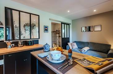 Gîte pour 3 personnes, avec terrasse ainsi que piscine et jardin à Lédat