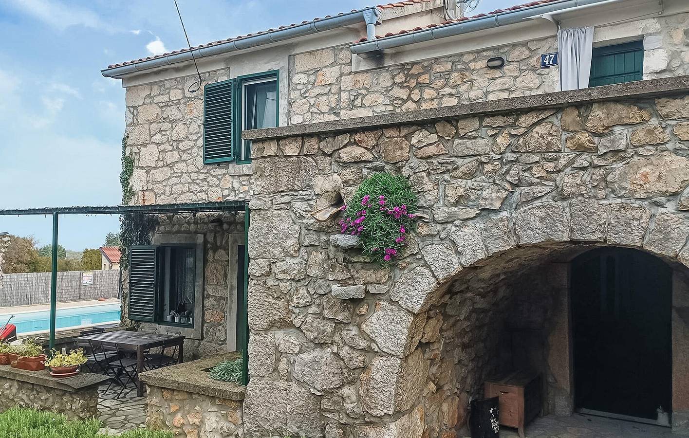 Charmant appartement de 2 chambres avec piscine et terrasse, à proximité d'un restaurant in Rasopasno, Dobrinj