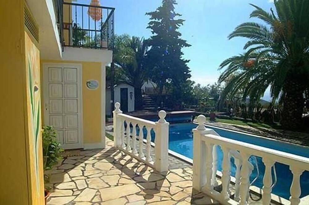 Cosy flat with garden and pool in El Paso (La Palma), La Palma South