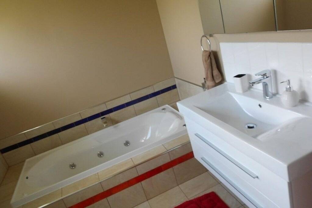 Entspannen Sie sich in einer Lodge Moonshine 2 Bedroom Cottage: Nutztiere, Pool, Bio-Obstgarten! in Kerikeri, Northland